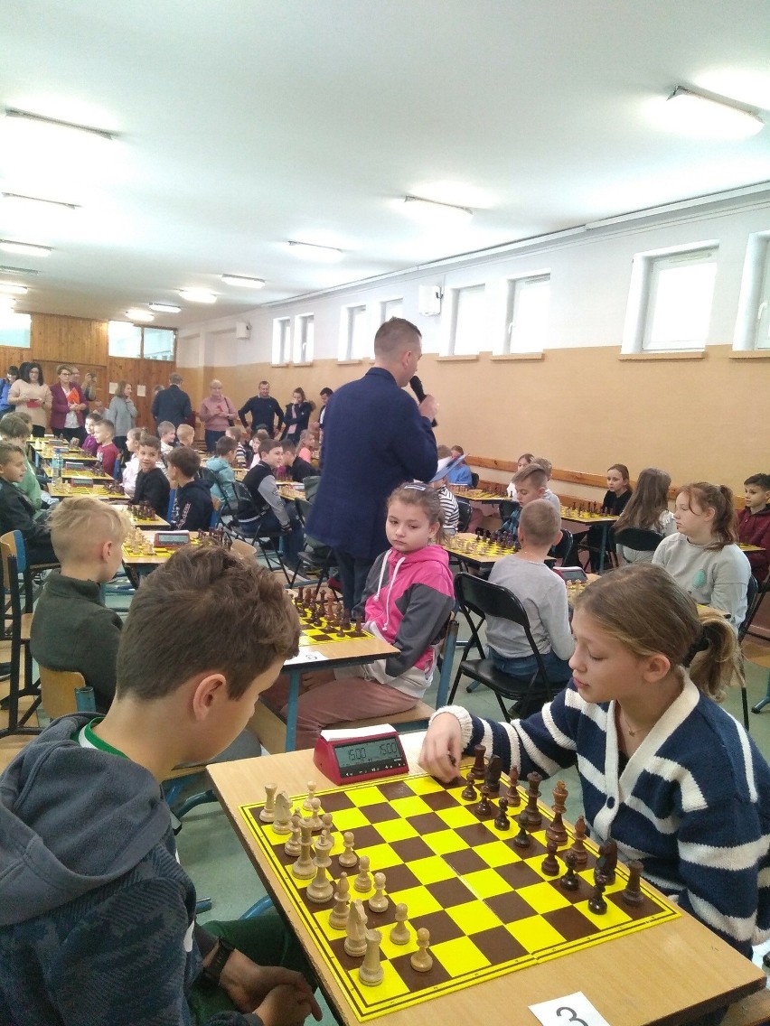 Sukcesy szachistów z Przysuchy podczas turnieju zorganizowanego dla uczniów szkół