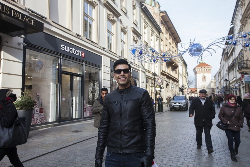 Kraków. Kandydaci do tytułu Mister Supranational spacerują po Rynku Głównym [ZDJĘCIA]