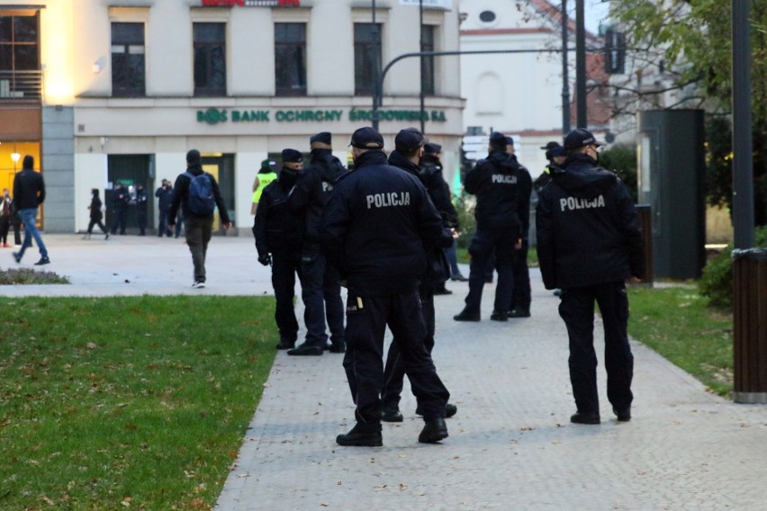Strajk Kobiet i kordon policji w Lublinie. Organizatorzy wezwali uczestników, by się rozeszli. Zobacz zdjęcia