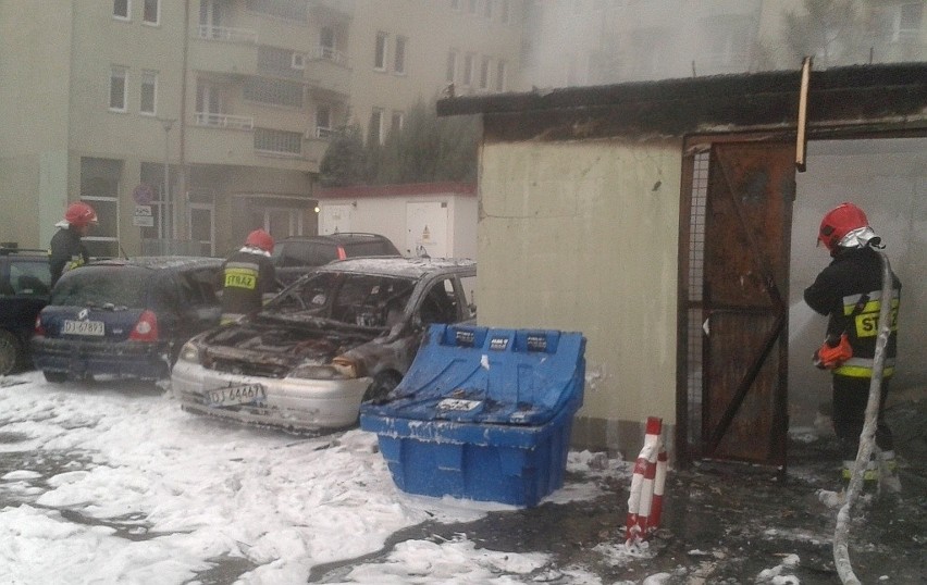 Wrocław: Pożar trzech samochodów na Maślicach. Zaczęło się od śmietnika (ZDJĘCIA) 