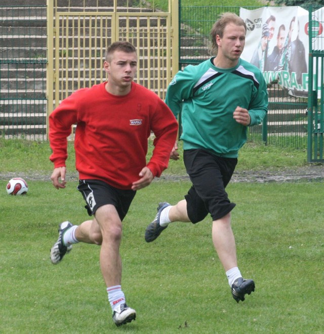 Łukasz Janik (z lewej) strzelił dwa gole dla Szydłowianki w meczu z Granatem Skarżysko Kamienna