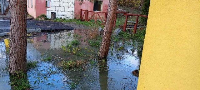 Po przebudowie DK 21 woda zalewa dom i działki w Zimowiskach