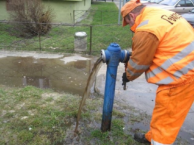 Taka woda lała się dzisiaj z hydrantu w okolicach ul. 1 Maja i Matejki.