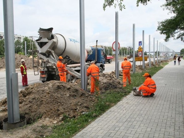 Trzy rzędy ekranów akustycznych mają chronić przed hałasem dobiegającym z drogi zarówno pieszych, jak i mieszkańców osiedla Bocianek. 