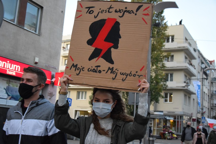 Tysiące ludzi protestują w Gdyni 25.10.2020. Gdynianki wyszły na ulice, kolejne demonstracje przeciwko orzeczeniu Trybunału Konstytucyjnego