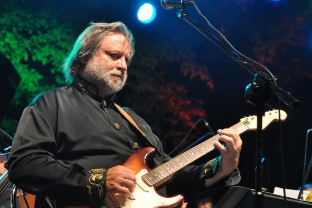 Jarek Śmietana, legendarny gitarzysta i kompozytor, był ojcem chrzestnym festiwalu Jazz w Lesie. Zmarł 2 września 2013 roku