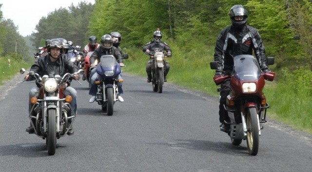 Motocykliści na drodze pod Kępicami. 