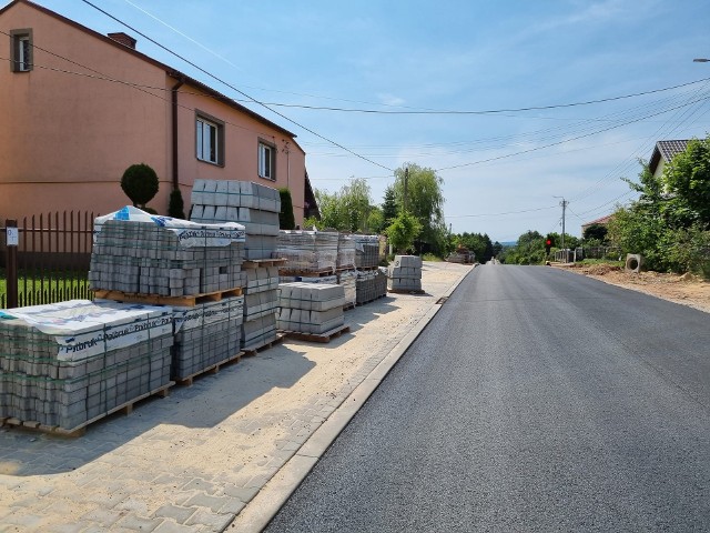 Przebudowa drogi powiatowej w Bobrzy w gminie Miedziana Góra nabiera kształtów. Na części jezdni wylano pierwszą warstwę asfaltu oraz wybrukowano nowy chodnik. Zobacz kolejne zdjęcia