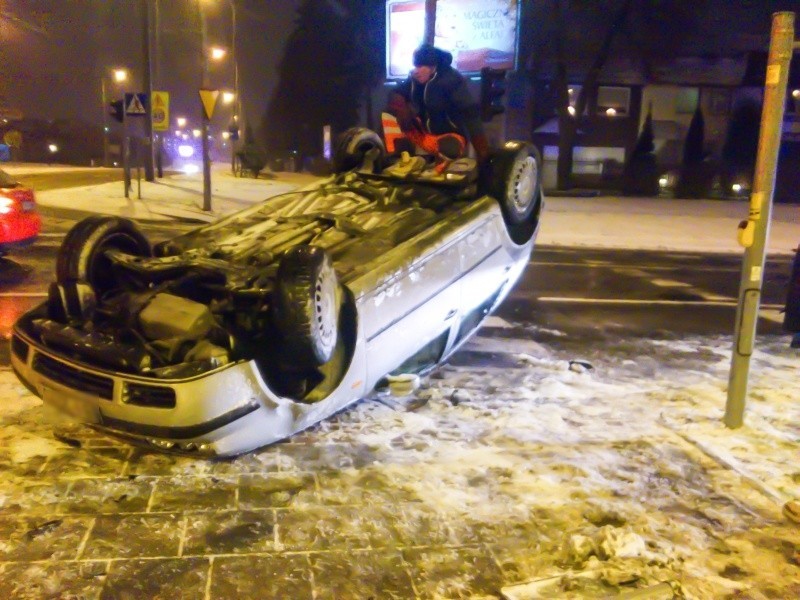 Ul. Żeromskiego. Dachowanie golfa na skrzyżowaniu z ul. Rzymowskiego (zdjęcia, wideo)