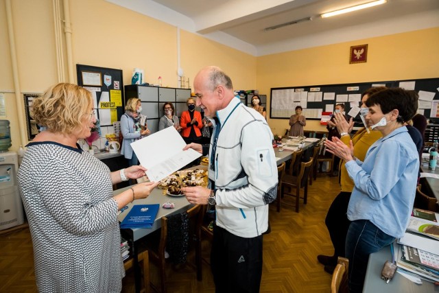 We wtorek (13 października) w II LO odbyła się skromna uroczystość z okazji Dnia Edukacji Narodowej. Dyrekcja szkoły wręczyła nagrodzonym nauczycielom dyplomy, a Samorząd Uczniowski złożył życzenia pedagogom.