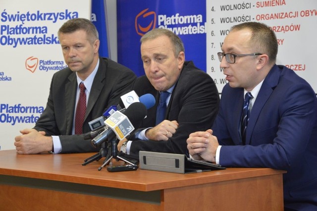 Podczas piątkowej konferencji Platformy Obywatelskiej w Kielcach zapowiedziano, że w przyszłym tygodniu ruszy w całym kraju, w tym w naszym województwie, zbiórka podpisów pod przeprowadzenie referendum w sprawie pozostawienia gimnazjów i utrzymania systemu edukacji w Polsce w obecnym kształcie. Od lewej: europoseł Bogdan Wenta, przewodniczący PO Grzegorz Schetyna i świętokrzyski poseł PO Artur Gierada.