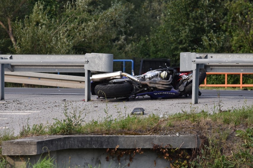 Gorlice. Wypadek na DK 28. Motocyklista uderzył w tył samochodu osobowego. Poturbowany trafił do szpitala