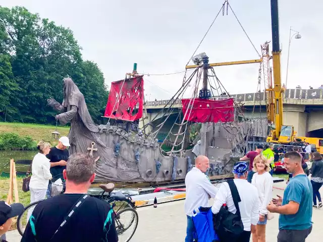 Budowa statku, które w niedzielę, 30 lipca, wystartuje w mistrzostwach pływadeł w Augustowie. Po zawodach statek zostanie zlicytowany, a dochód trafi do Stowarzyszenia "Jasny Cel", które pomaga dzieciom z porażeniem mózgowym