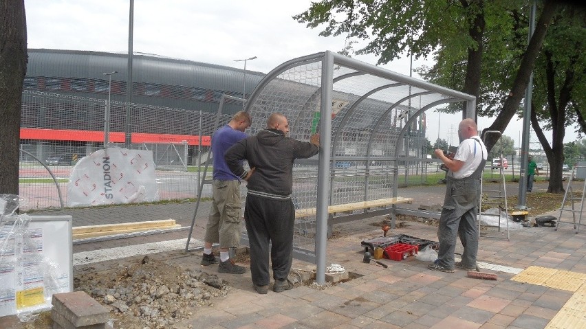 Koło stadionu w Tychach wiaty przystankowe jak bramki...