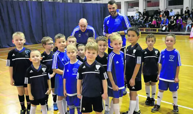 Drużyny Football Academy Jędrzejów, które brały udział w turnieju rozgrywanym w Zawierciu.