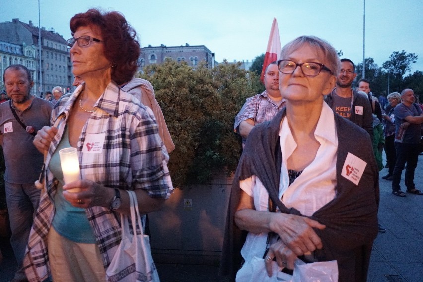Protest w Łodzi przeciw zmianom w sądownictwie. Kolejny "łańcuch światła" [ZDJĘCIA FILM]