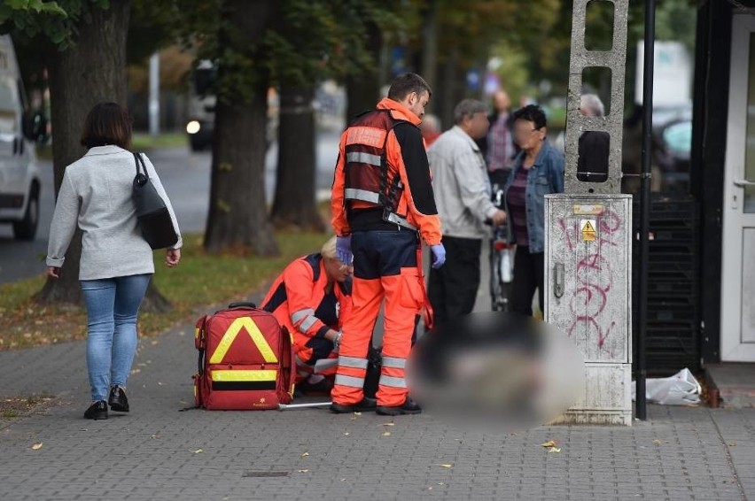 Na chodniku przy skrzyżowaniu 17 Stycznia i Ułańskiej w...