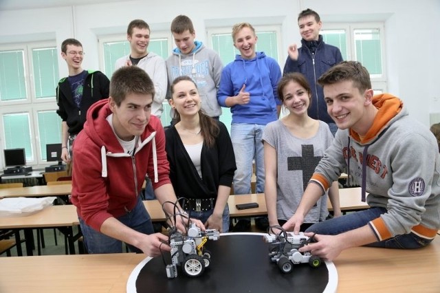 Rafał Sauć (pierwszy z lewej), Nikola Iwacewicz, Martyna Nitkiewicz, Daniel Stankiewicz i ich koledzy to pasjonaci robotów. Mają już na koncie sporo sukcesów, a teraz zmierzą się z najlepszymi w Europie.