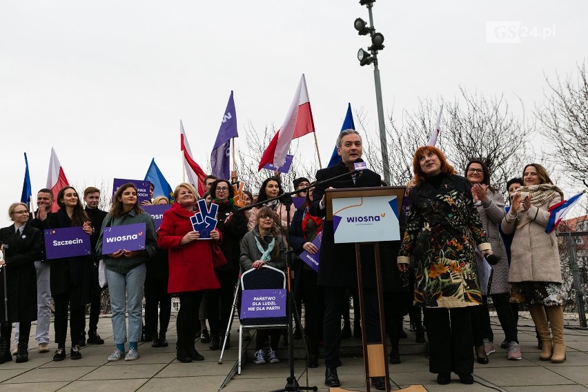 Robert Biedroń w Szczecinie. Prezentacja inicjatywy „Wiosna Kobiet” na placu Solidarności [ZDJĘCIA, WIDEO] 