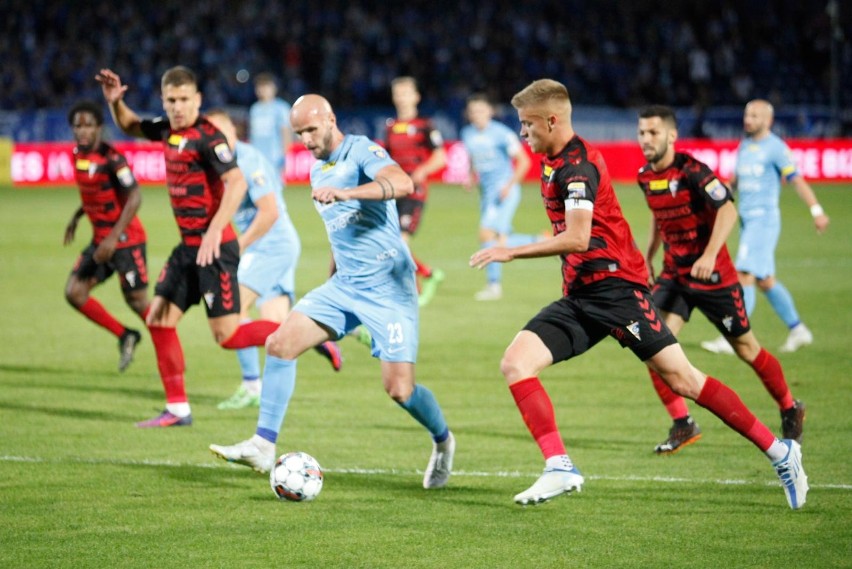 Ruch Chorzów gra w I lidze, a Górnik Zabrze w Ekstraklasie....