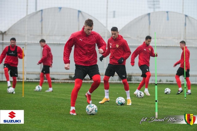 W kolejnym dniu na obozie w Belek kielczanie oprócz tradycyjnego treningu na boisku, przygotowywali się także pod kątem swojego najbliższego rywala sparingowego - FC Prishtina. Na zgrupowanie dotarł już młody obrońca - Radosław Seweryś. Podopieczni trenera Macieja Bartoszka w niedzielę zmierzą się z kosowskim FC Prisztina - informuje Korona Kielce.Mecz kontrolny z FC Prisztina zostanie rozegrany 31 stycznia o godzinie 15:00 czasu lokalnego (13:00 czasu polskiego). Tym razem spotkanie odbędzie się w Belek.Zdjęcia z sobotniego treningu na kolejnych slajdach. (dor)