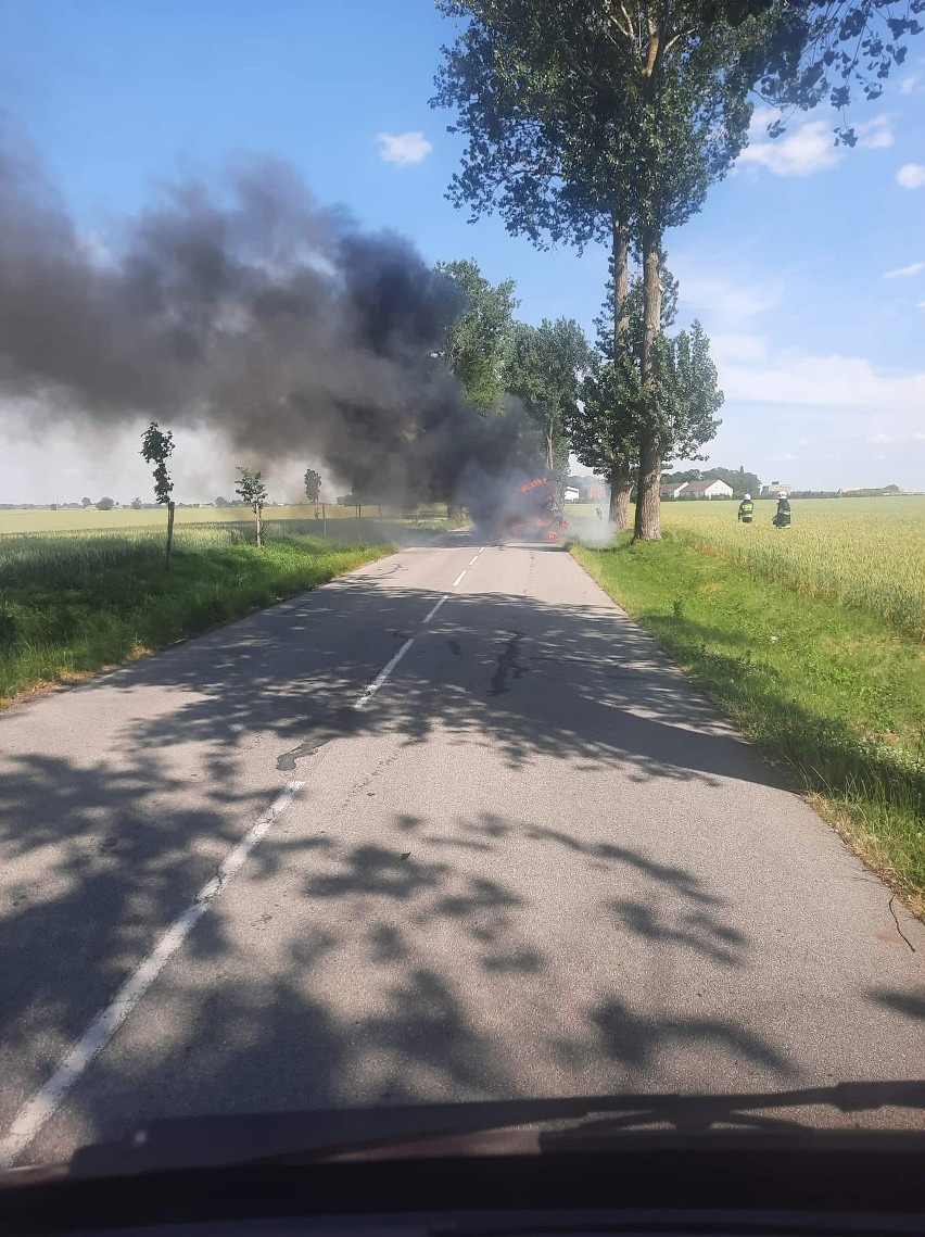 W gminie Łysomice doszczętnie spłonął samochód. Nikt z pasażerów nie odniósł obrażeń ZDJĘCIA