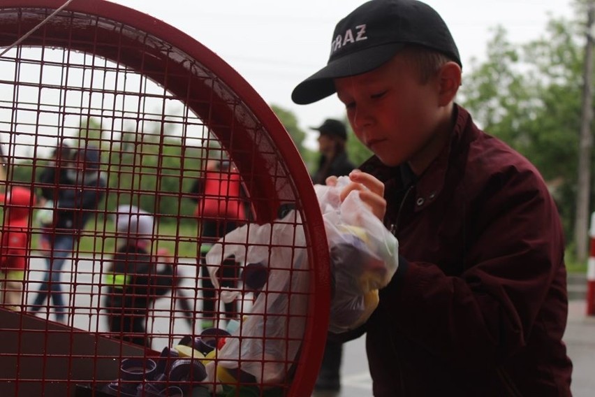 W centrum Gdowa stanęło gigantyczne „serce” na nakrętki. To inicjatywa strażaków