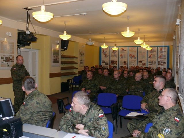 Żołnierze, którzy wiosną przyszłego roku polecą do Afganistanu, szkolili się w salach jednostki wojskowej na Bukówce w Kielcach.