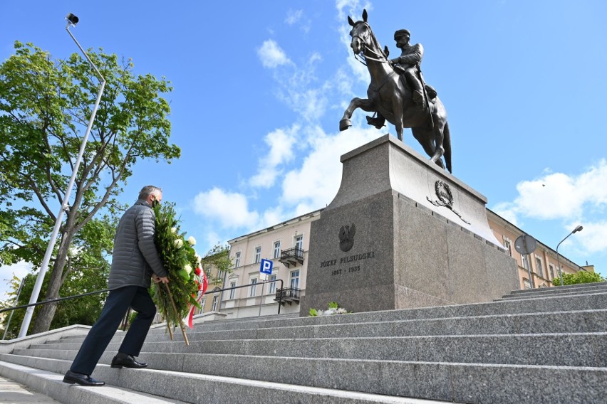 W Kielcach uczczono rocznicę śmierci Józefa Piłsudskiego. Wojewoda Świętokrzyski Zbigniew Koniusz złożył kwiaty pod pomnikiem marszałka 