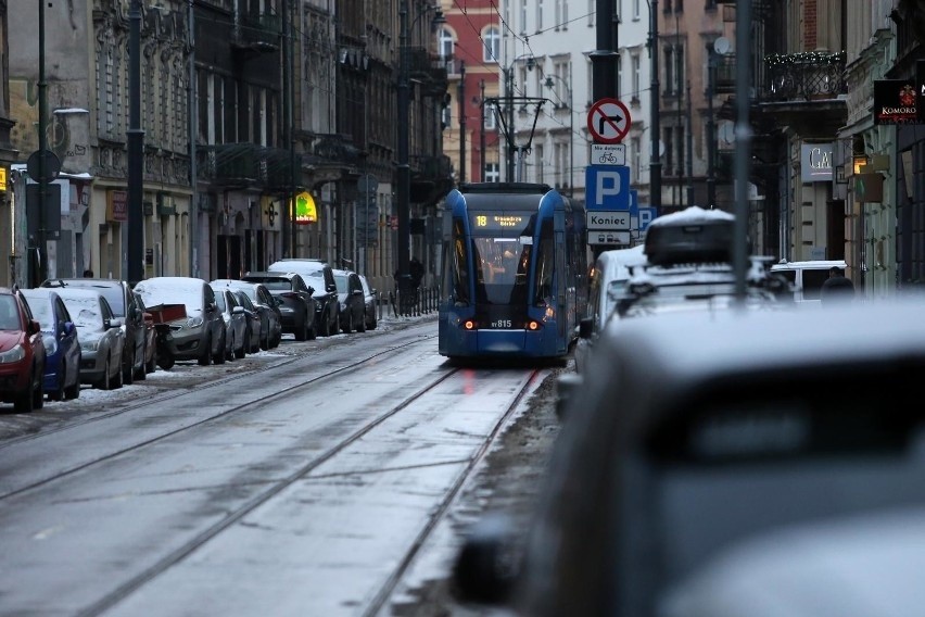 Kraków. Znów plaga zatrzymań tramwajów na ulicy Długiej! Jest petycja w sprawie likwidacji miejsc parkingowych. "Miarka się przebrała"
