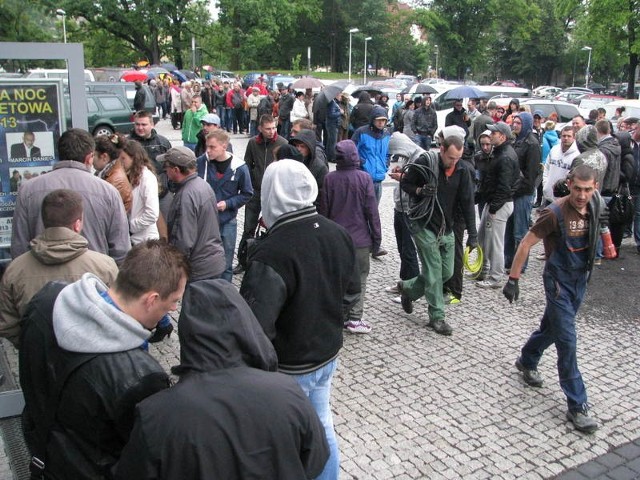 4 czerwca. Kolejka po bilety na opolski festiwal.