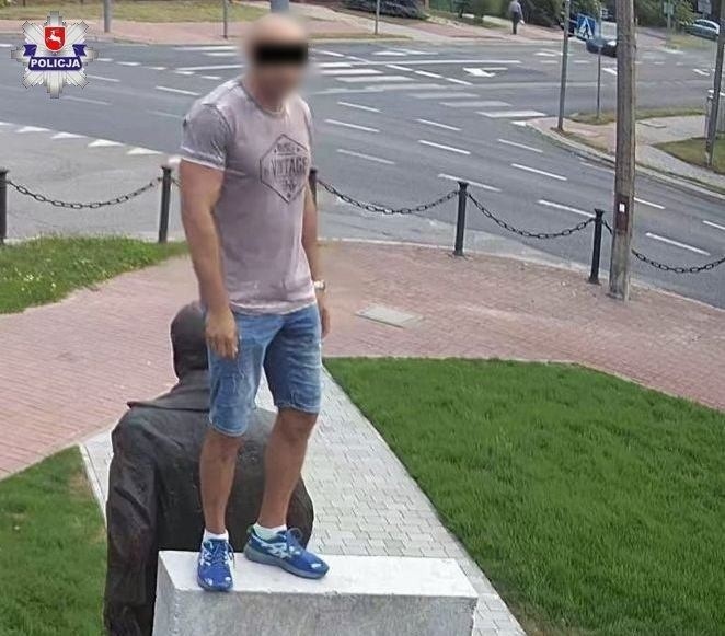 Rzeszowianin usiadł na pomniku Lecha Kaczyńskiego w Kraśniku, żeby zrobić sobie "selfie". Teraz stanie przed sądem