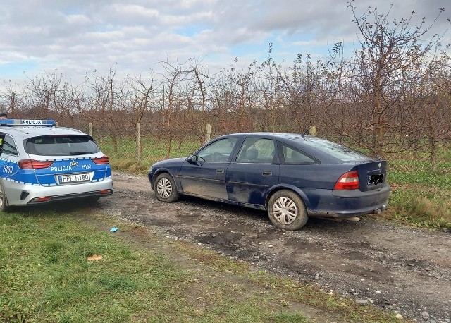 Po pościgu policjanci zatrzymali kierowcę osobowego opla, 32-latek z gminy Radzanów uciekał, bo był kompletnie pijany i nie miała uprawnień do prowadzenia samochodu.