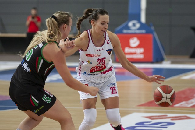 Karina Michałek (z piłką) była najskuteczniejszą zawodniczką Basketu 25 podczas meczu w Sosnowcu