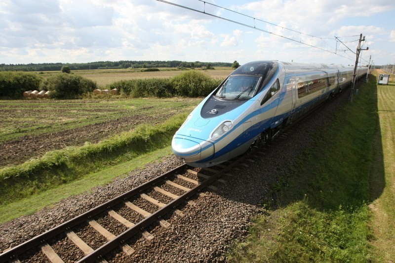 Pendolino pomknął 140 km/h po szynach pod Żmigrodem (ZOBACZ FILM, ZDJĘCIA)