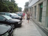 Na parkingu przed Galerią Rosa wreszcie przejdziemy normalnie chodnikiem