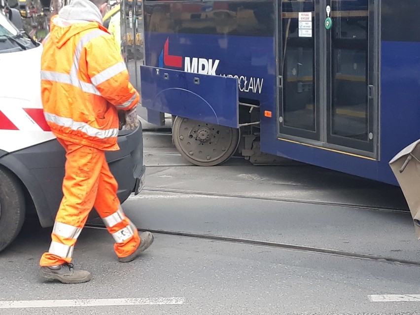 Wykolejenie tramwaju przy moście Uniwersyteckim. Są utrudnienia (ZDJĘCIA)