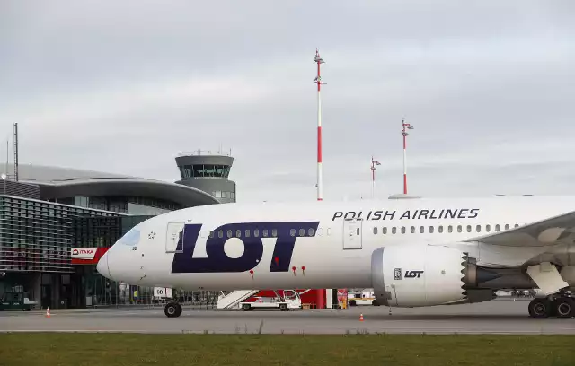 Polskie Linie Lotnicze LOT przebazowały na okres zimowy aż pięć samolotów Boeing 787 Dreamliner do Portu Lotniczego Rzeszów - Jasionka. Samoloty dalekiego zasięgu nie będą w najbliższym czasie wykorzystywane ze względu na pandemię koronawirusa. Na Okęcie wrócą wiosną.