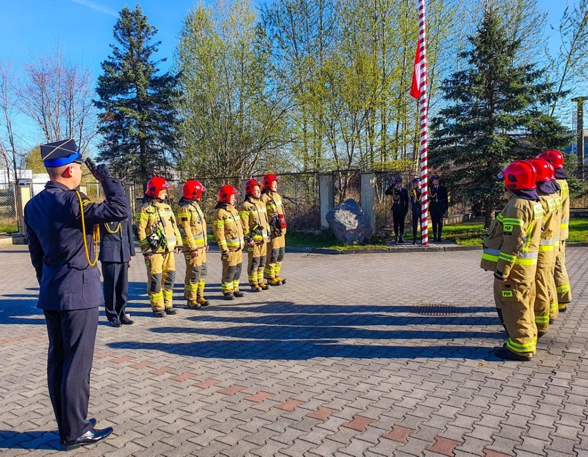 Flagi Rzeczypospolitej Polskiej w słupskiej komendzie straży...