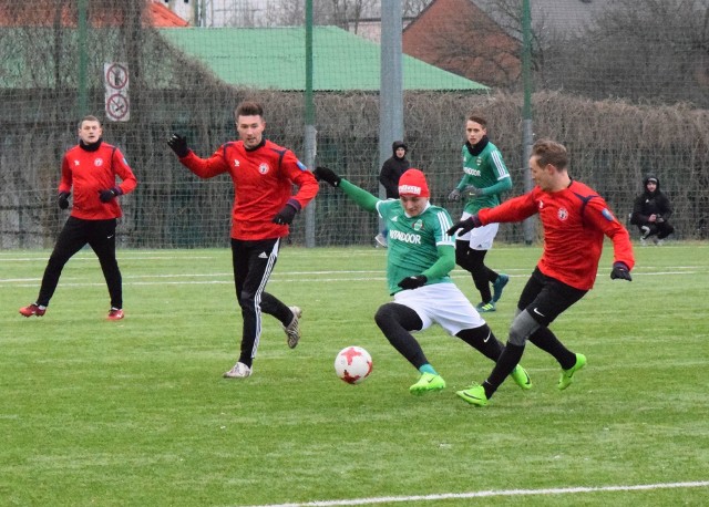 Patryk Winsztal (w czerwonej czapce) zdobył dla Radomiaka jedynego gola w spotkaniu sparingowym z Pilicą Białobrzegi.