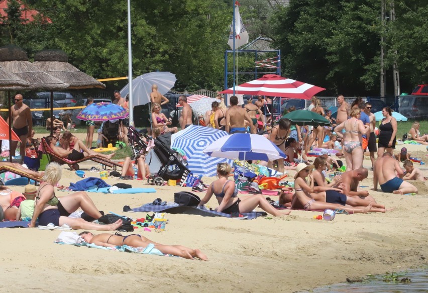 Tłumy plażowiczów wypoczywały w niedzielne popołudnie na Przystani w Iłży. Nie brakowało chętnych do kąpieli - zobacz zdjęcia