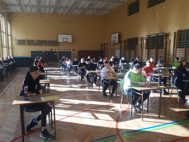 Uczniowie Zespołu Szkół Ponadpodstawowych w Iłży przed rozpoczęciem próbnej matury z matematyki.