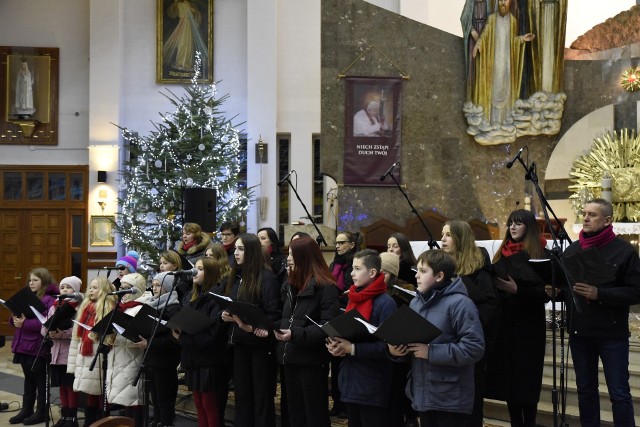 Wyjątkowy koncert "Święta w Nas" w kościele świętego Brata Alberta w Sędziszowie. Zobacz więcej na kolejnych slajdach