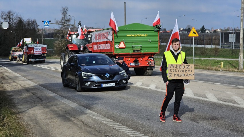 Protest rolników na rondzie w Cedzynie. Spokojny ruch i mocne słowa mieszkańca 