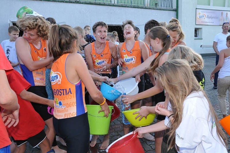 Leją wodę, ale wiedzą w jakim celu! Ice Bucket Challenge w Zespole Szkół nr 10 w Bydgoszczy [zdjęcia]