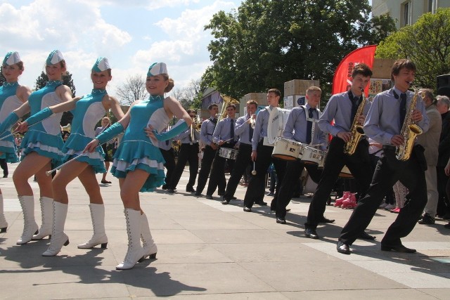 Podczas uroczystości Młodzieżowa Orkiestra Dęta Ochotniczej Straży Pożarnej w Krasocinie i mażoretki z grupy tanecznej Aplauz dały między innymi pokaz musztry paradnej.