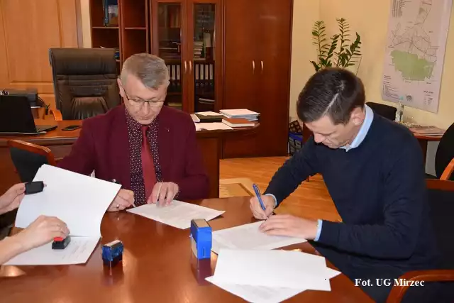 Moment podpisywania umowy na sprzęt medyczny dla Ośrodka Rehabilitacji Dziennej w Mircu