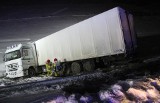 Wypadek na krajowej "dziewiątce" w Chmielowie. Tir spadł z wiaduktu, kierowca jest ranny (ZDJĘCIA, WIDEO)