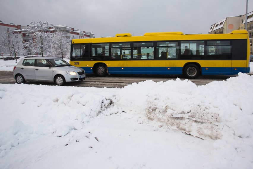 Zimowy poranek w Słupsku. Znów obfite opady śniegu [ZDJĘCIA]