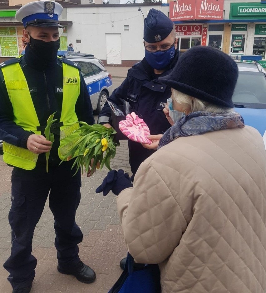 Ostrołęka. W Dzień Kobiet policja kontrolowała panie. Każda dostała kwiaty i słodycze. 8.03.2022. Zdjęcia